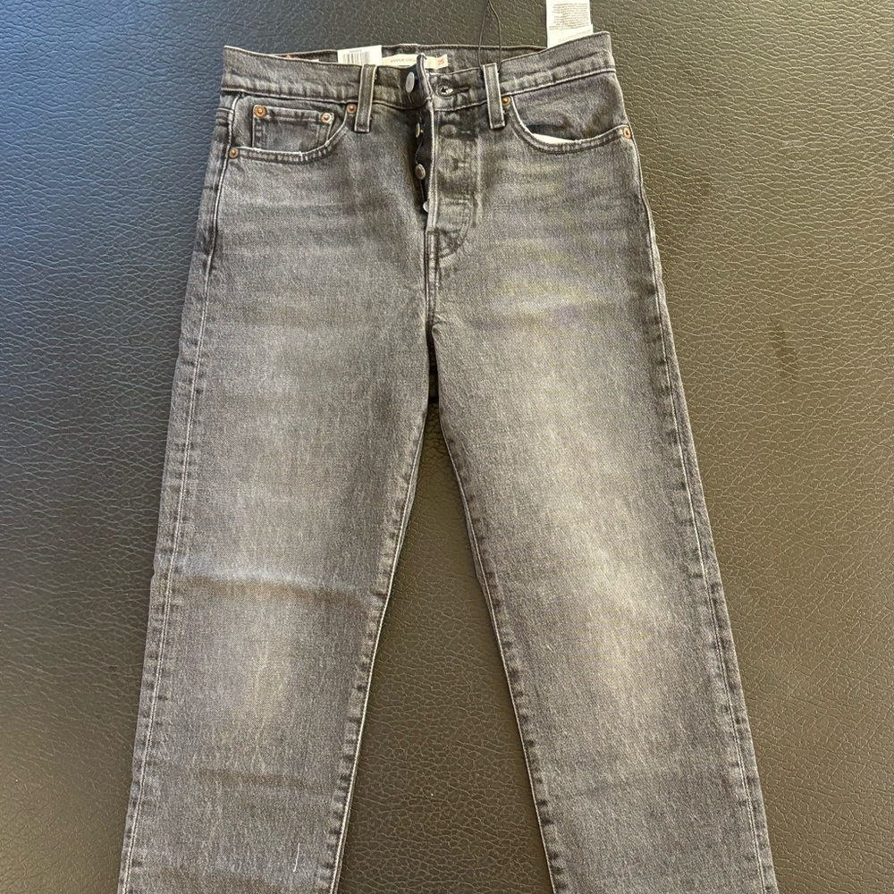 NWT Levi’s Wedgie Straight leg jeans in size 25